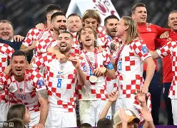 拜仁大胜弗赖堡场上一度出现12人6